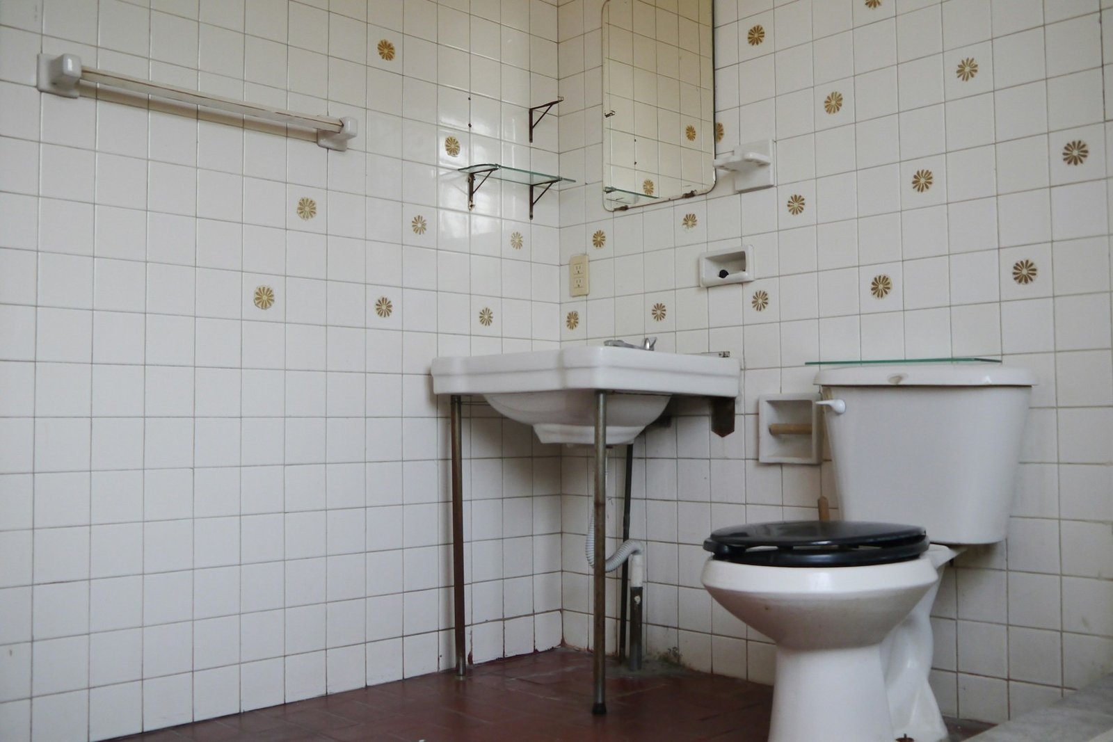 Badezimmerwand mit Rohrleitungen im Inneren