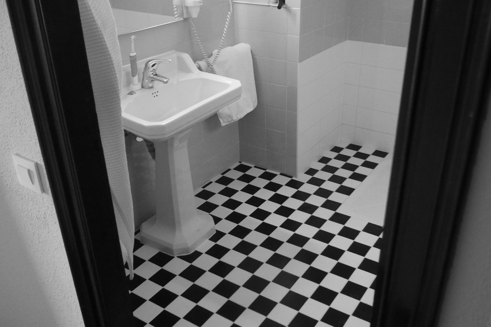 Badezimmer mit Waschbecken und Abfluss