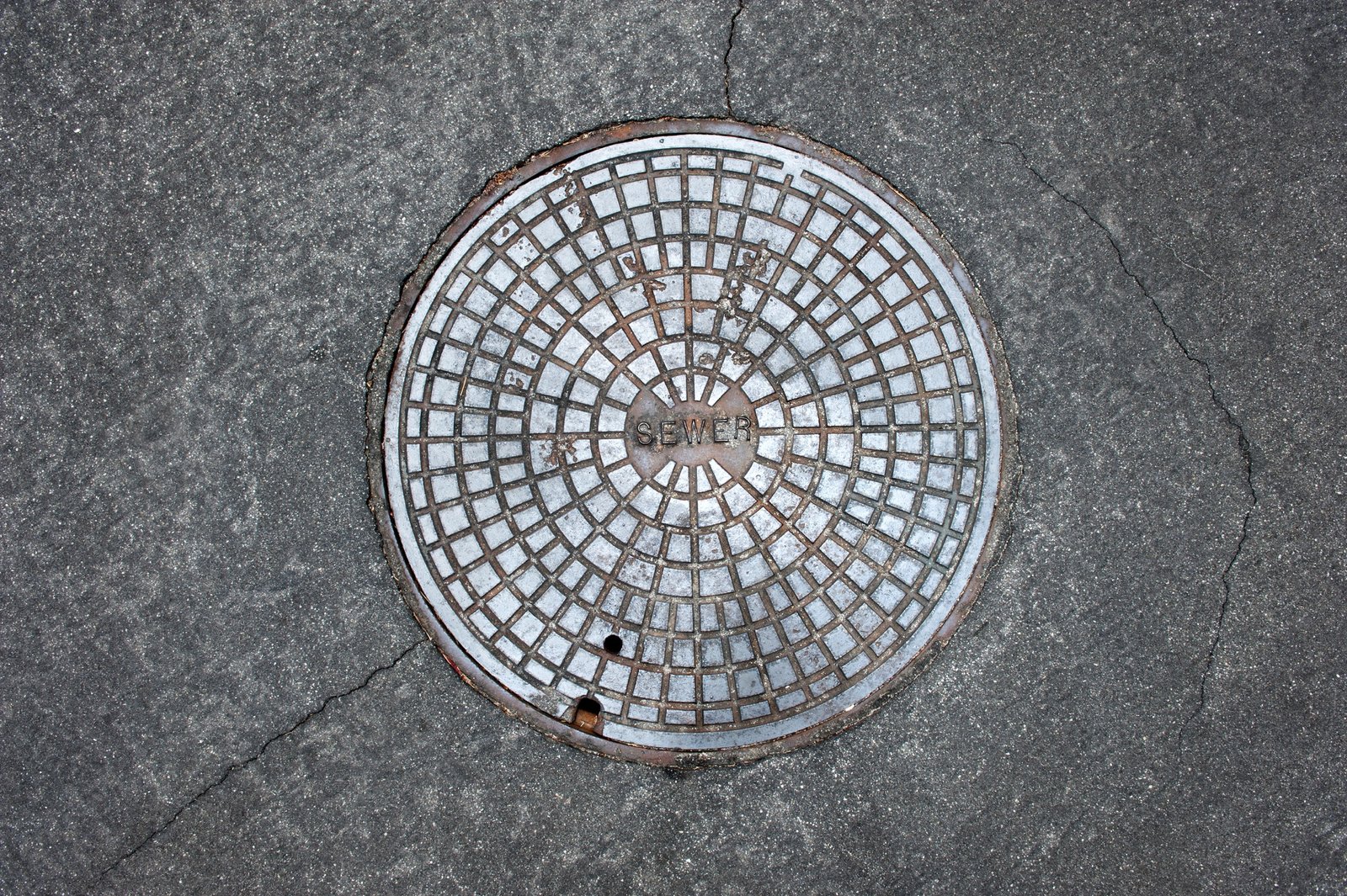 Kanaldeckel auf einer Straße