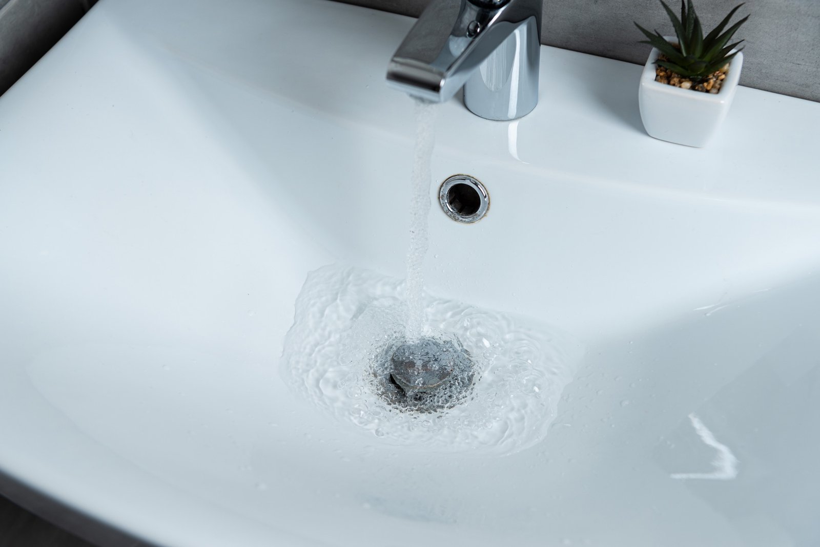 Siphon unter einem Waschbecken im Bad – Geruchsverschluss prüfen bei Kanalgeruch